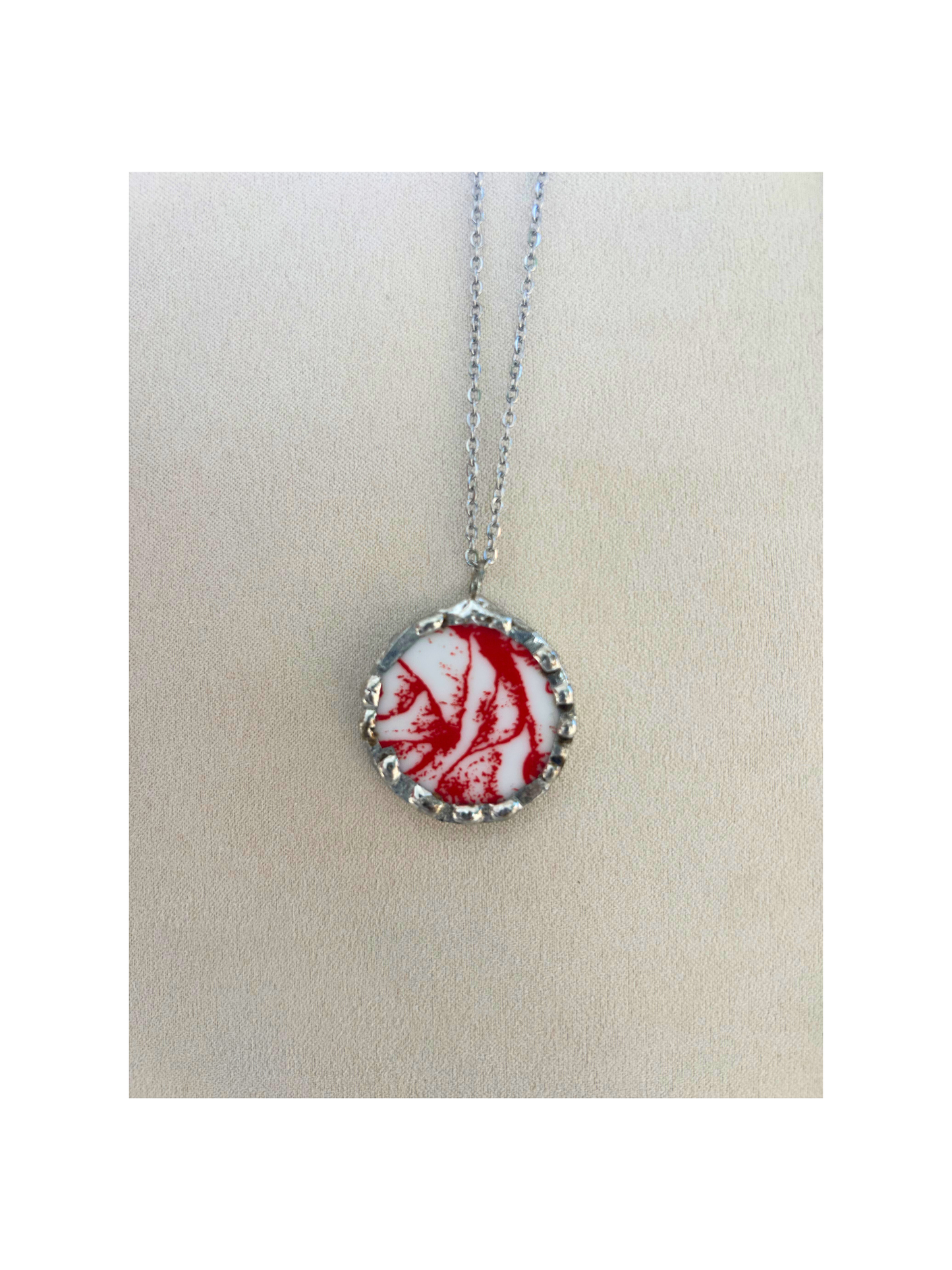 Red and white print pendant necklace
