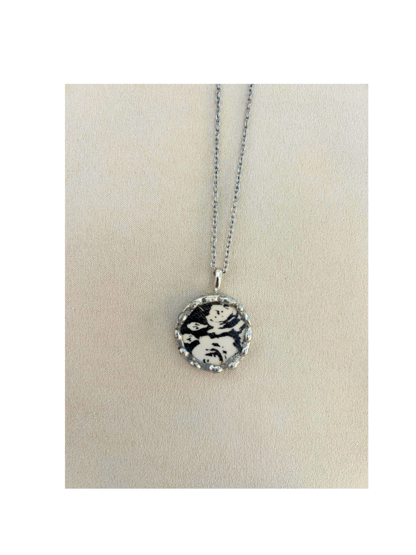 Write roses with black background necklace